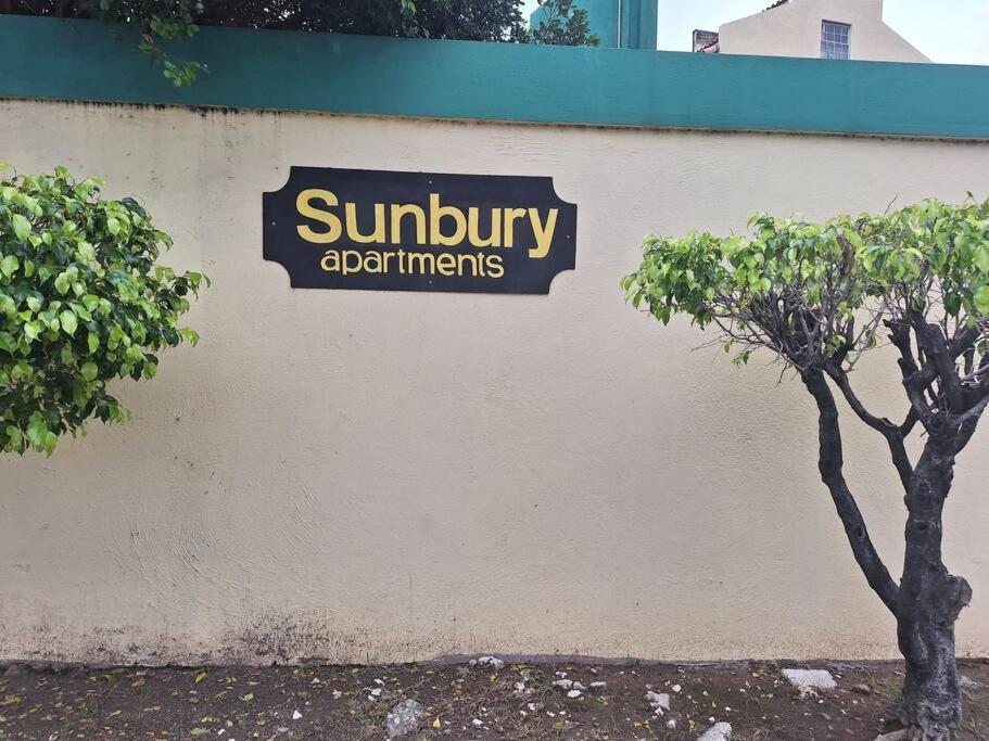 Chateau Central At Sunbury Apts Kingston Exterior photo
